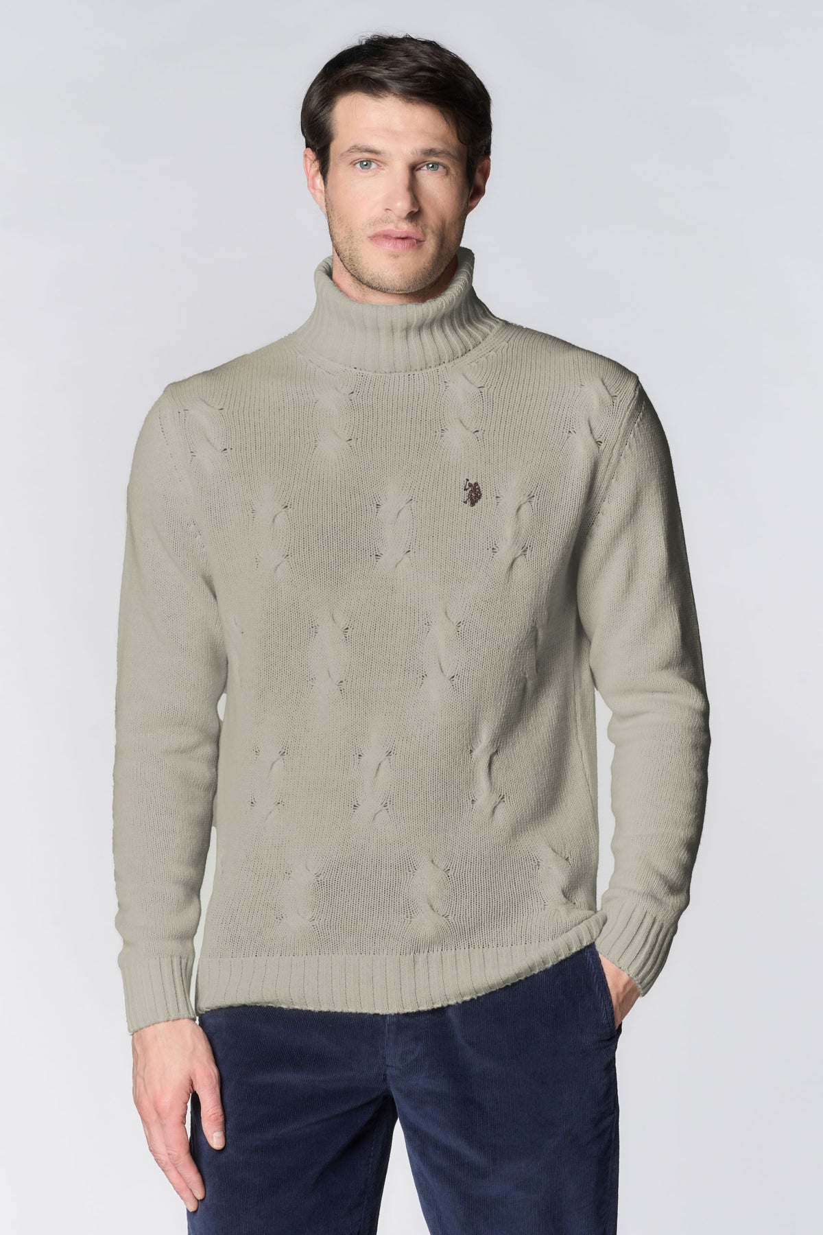 Maglia dolcevita da uomo con lavorazione a trecce