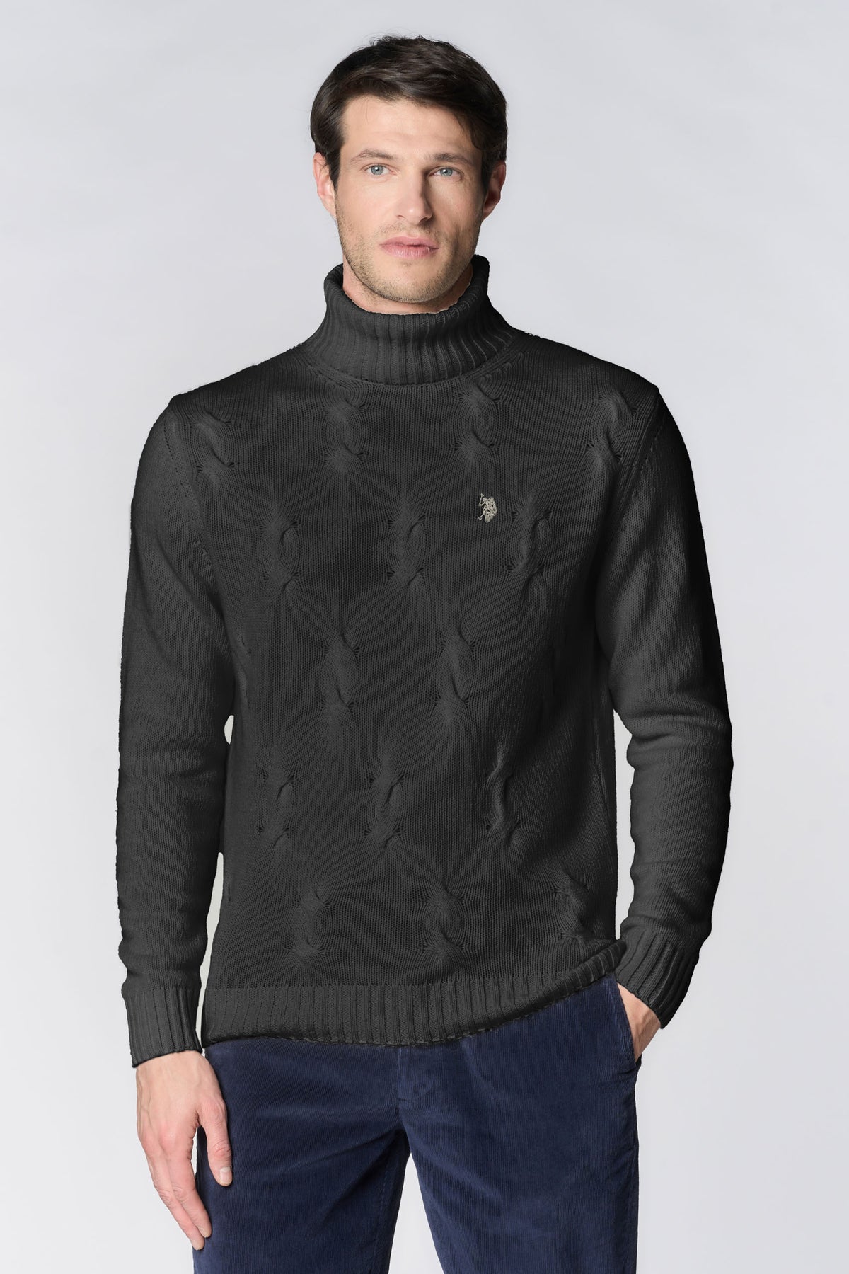 Maglia dolcevita da uomo con lavorazione a trecce