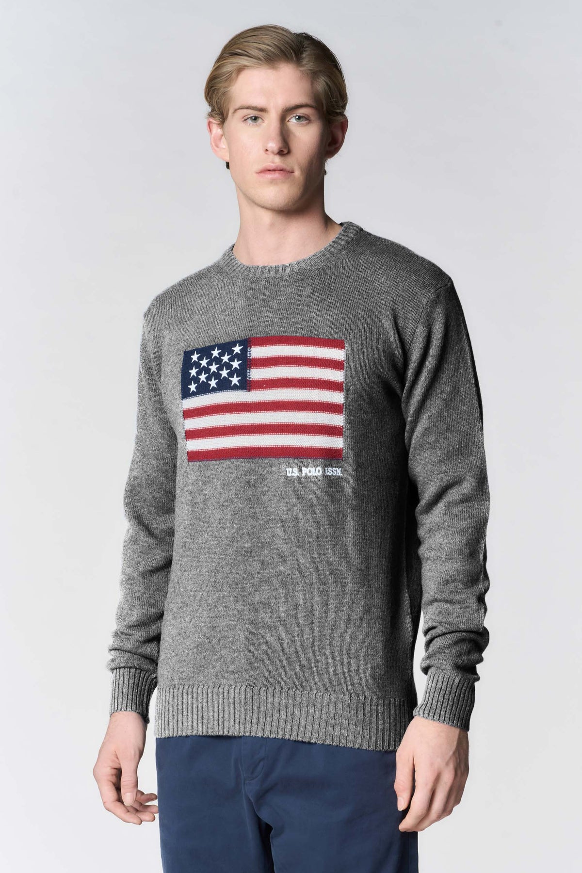 Maglia girocollo da uomo  in lana merino con bandiera