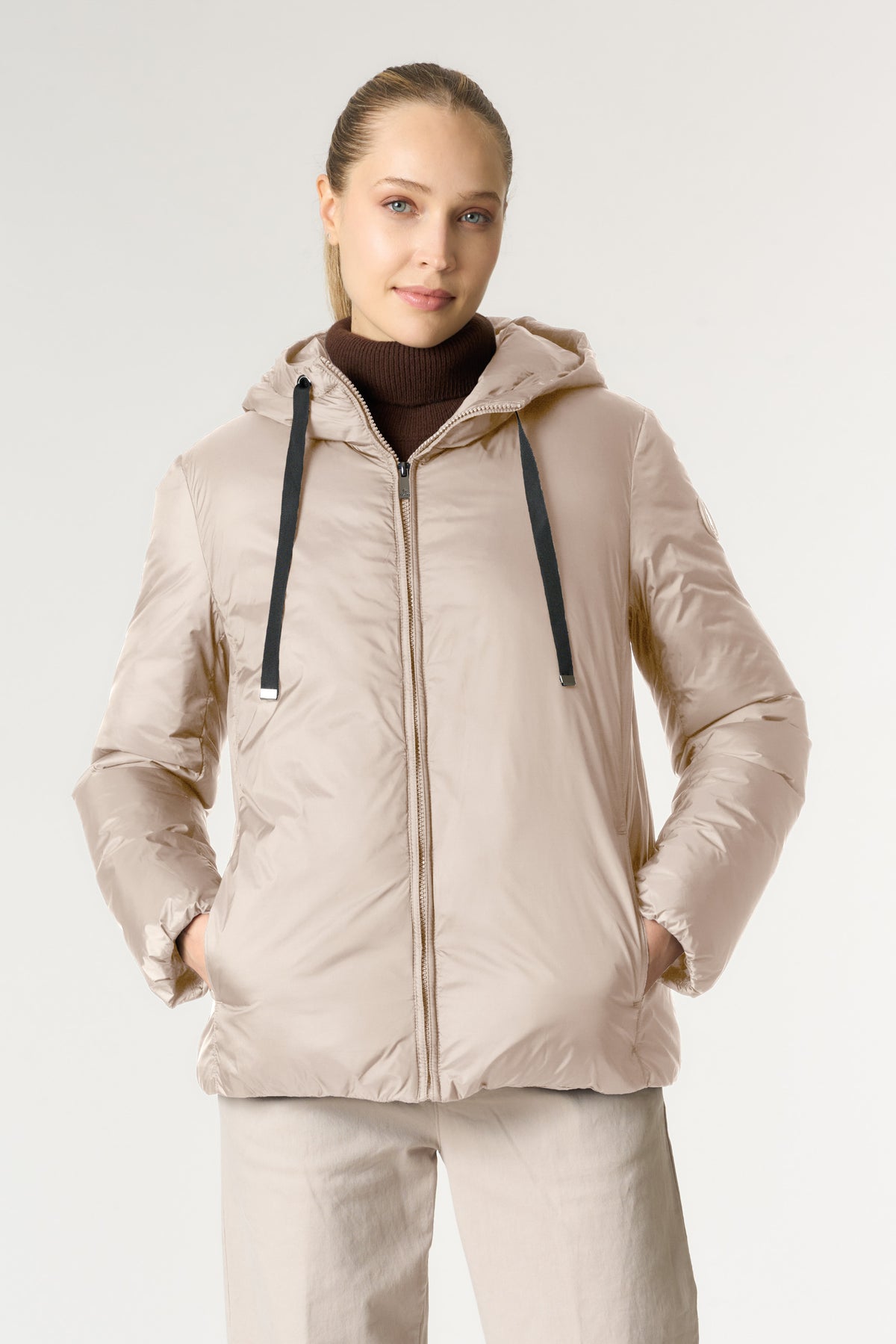 Giacca imbottita in nylon riciclato con cappuccio e coulisse