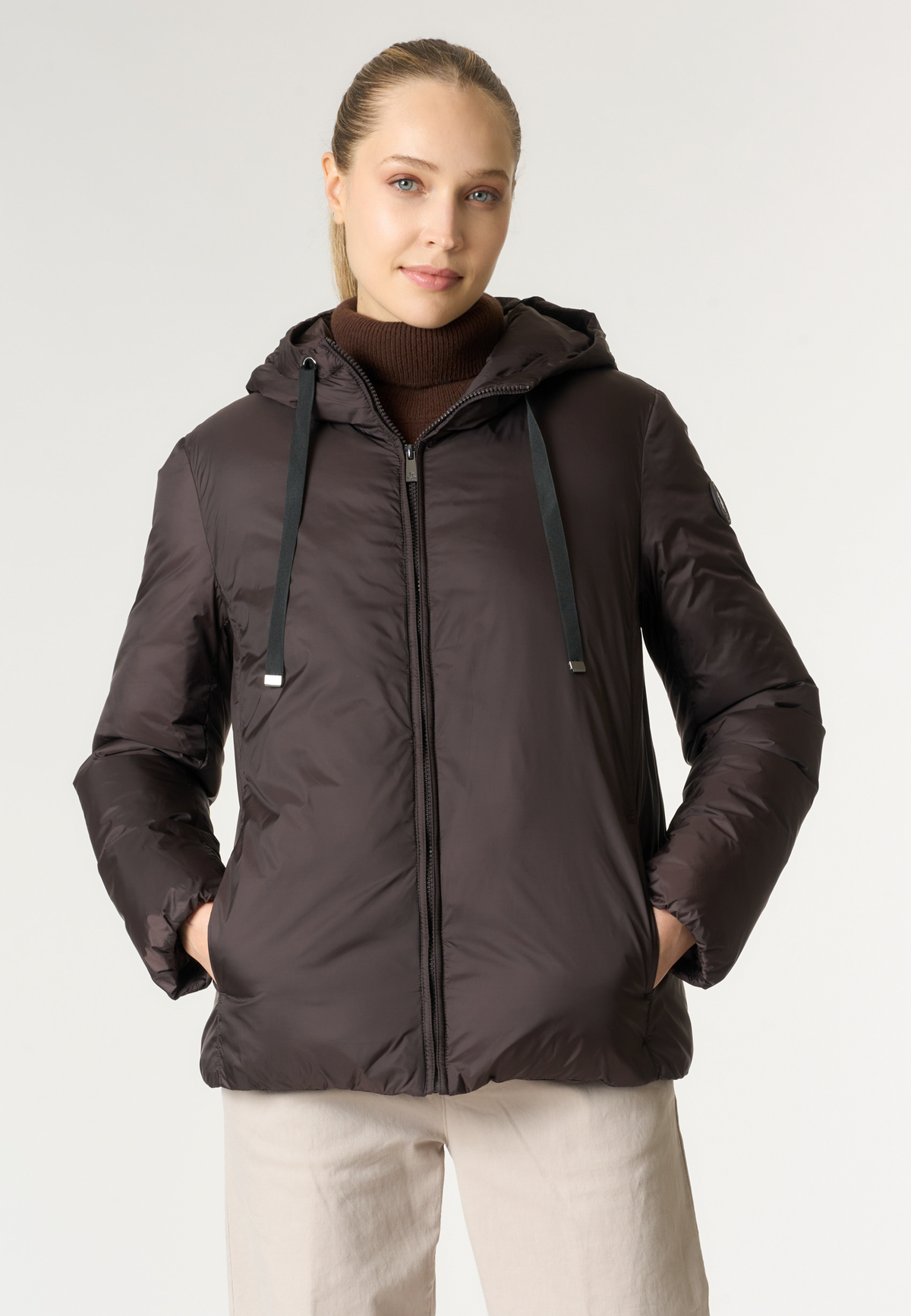 Giacca imbottita in nylon riciclato con cappuccio e coulisse