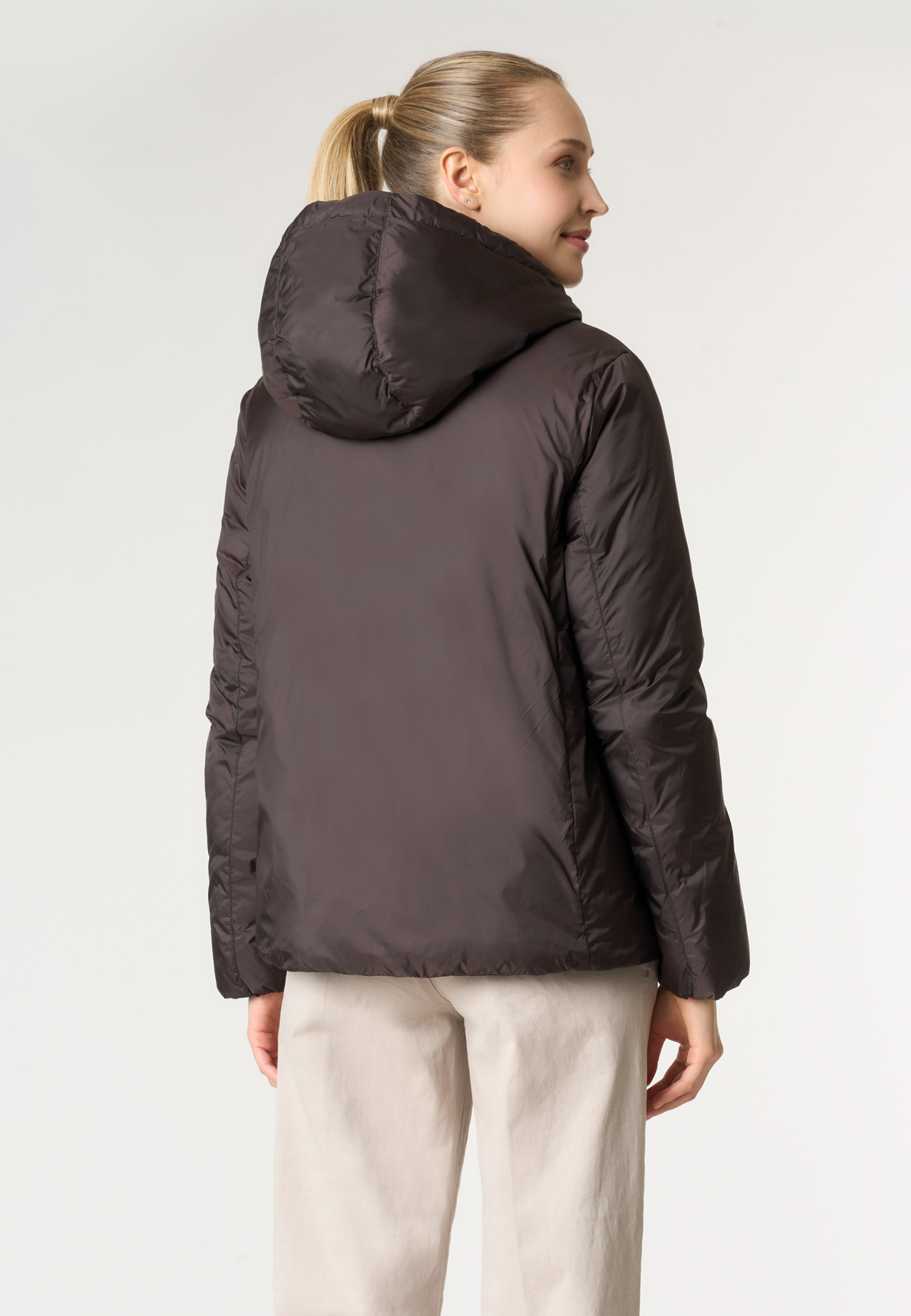 Giacca imbottita in nylon riciclato con cappuccio e coulisse