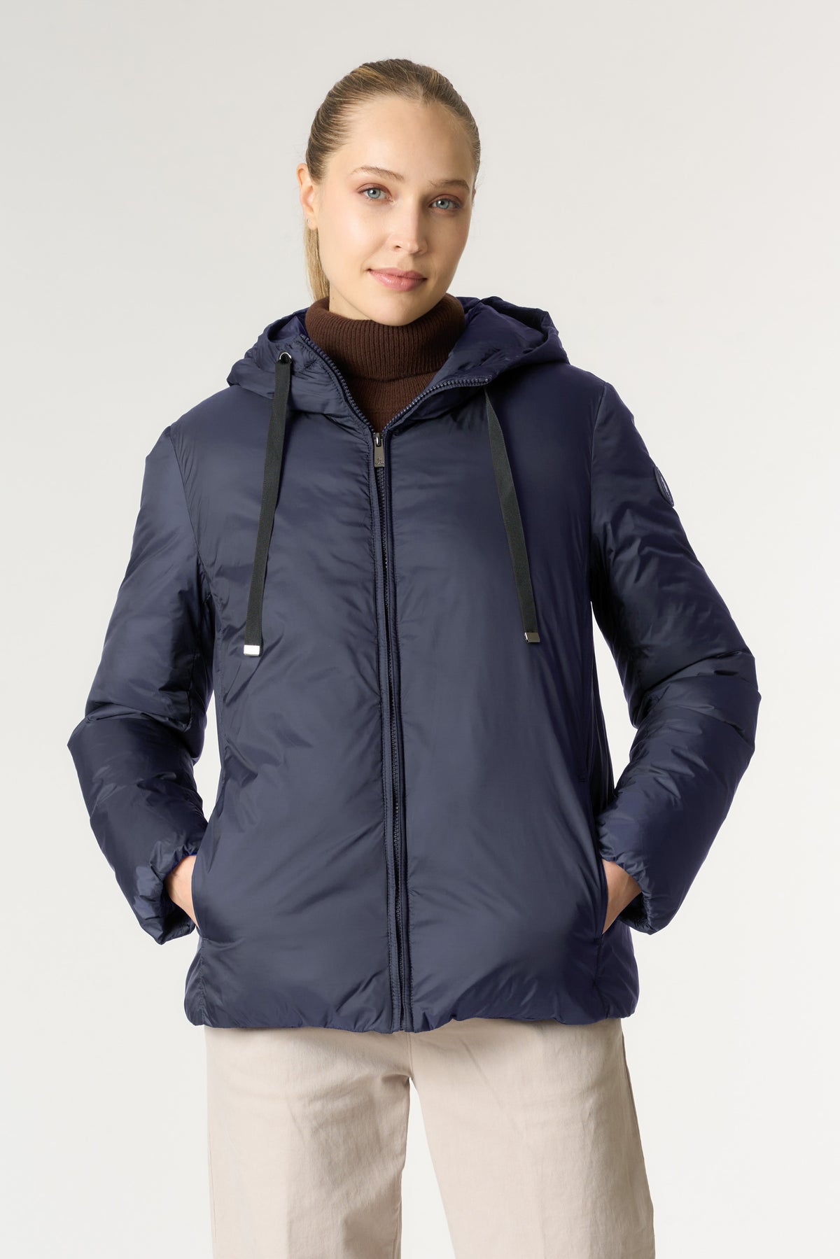 Giacca imbottita in nylon riciclato con cappuccio e coulisse