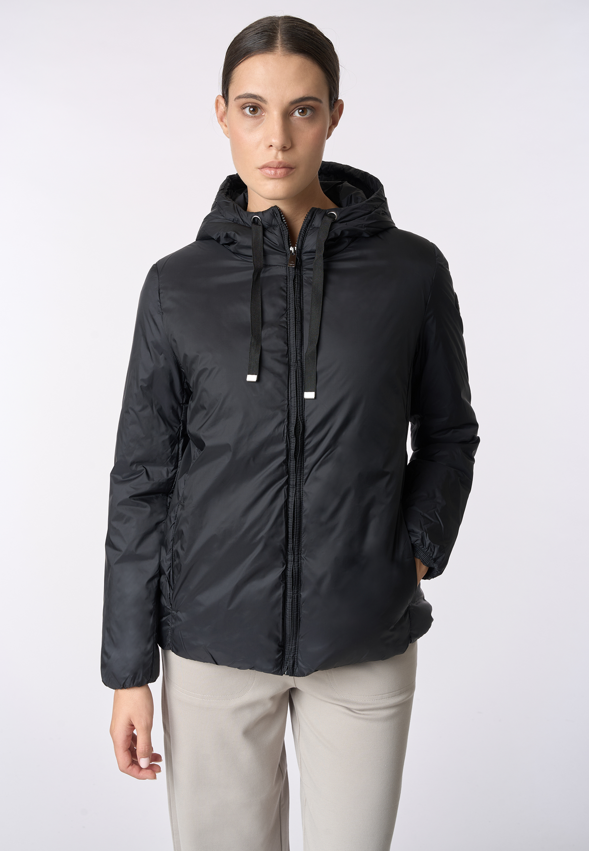 Giacca imbottita in nylon riciclato con cappuccio e coulisse