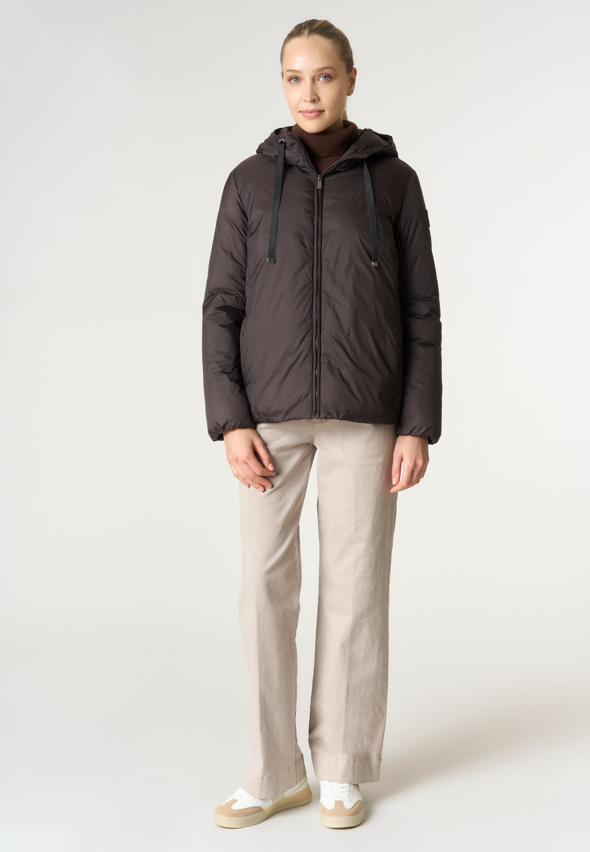 Giacca imbottita in nylon riciclato con cappuccio e coulisse