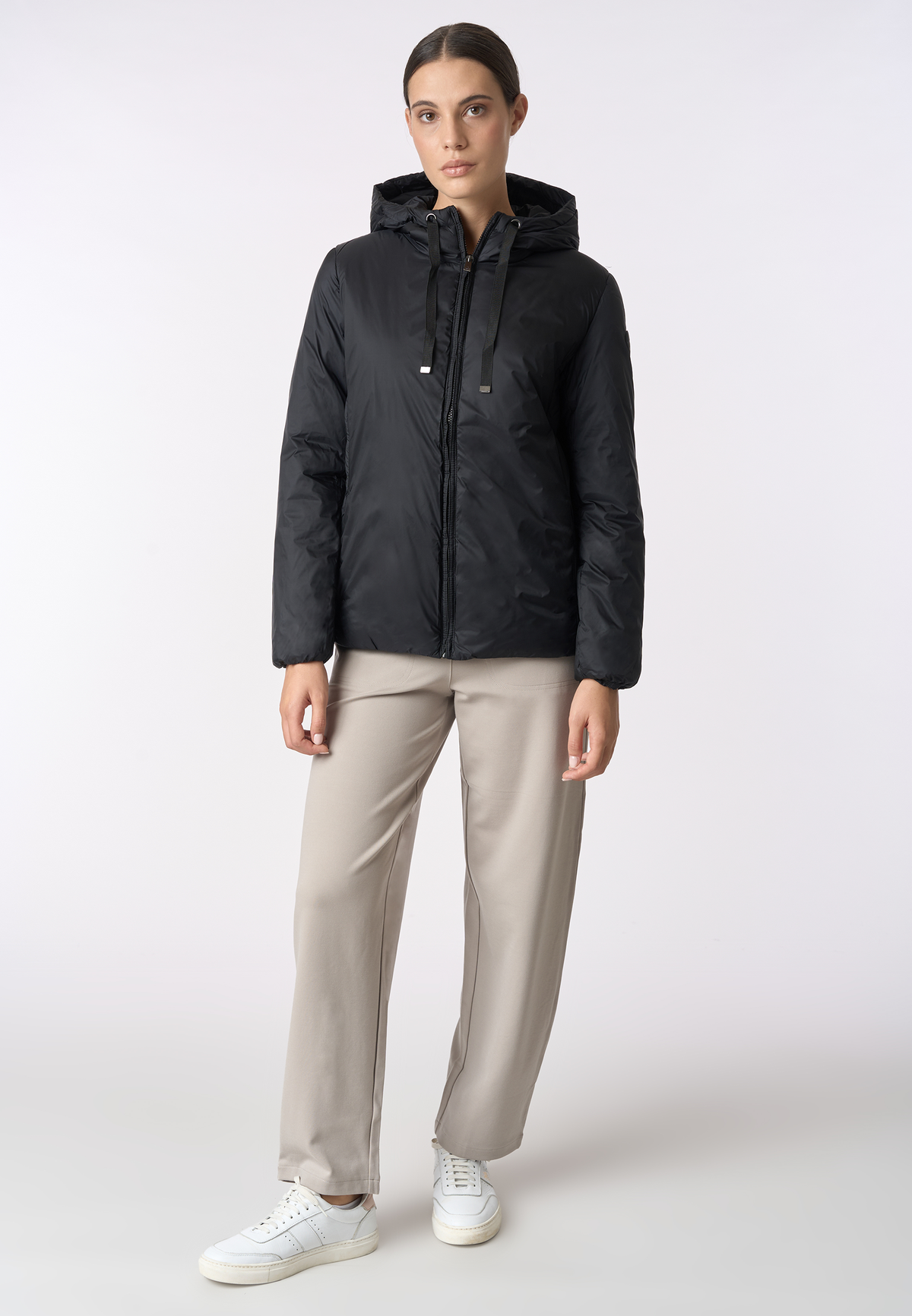 Giacca imbottita in nylon riciclato con cappuccio e coulisse
