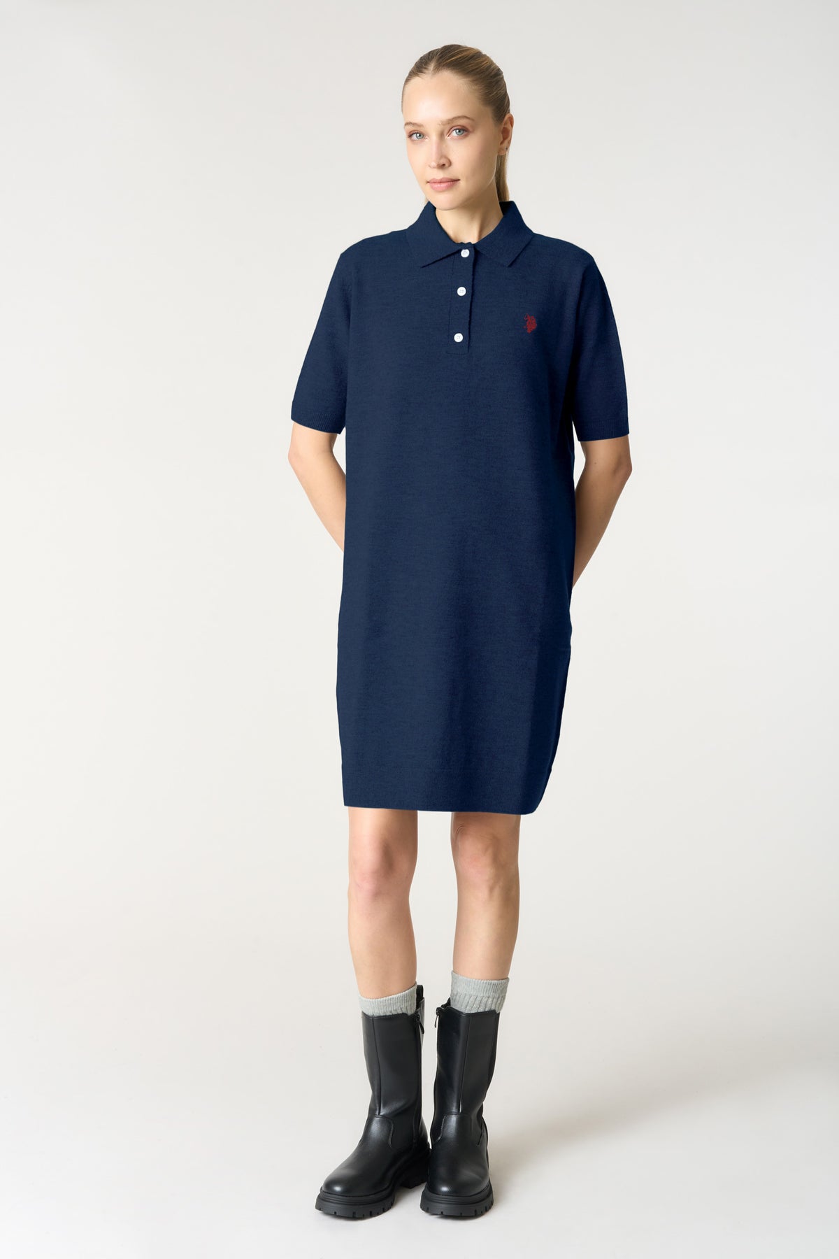 Abito da donna in maglia con colletto e bottoni