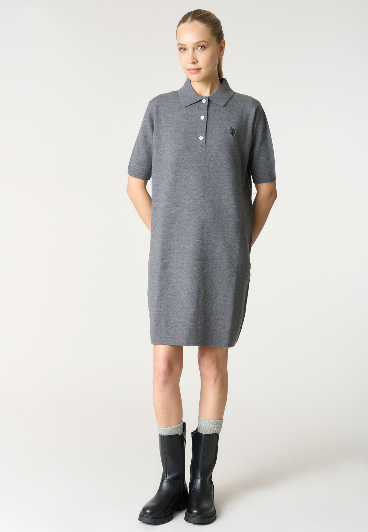 Abito da donna in maglia con colletto e bottoni
