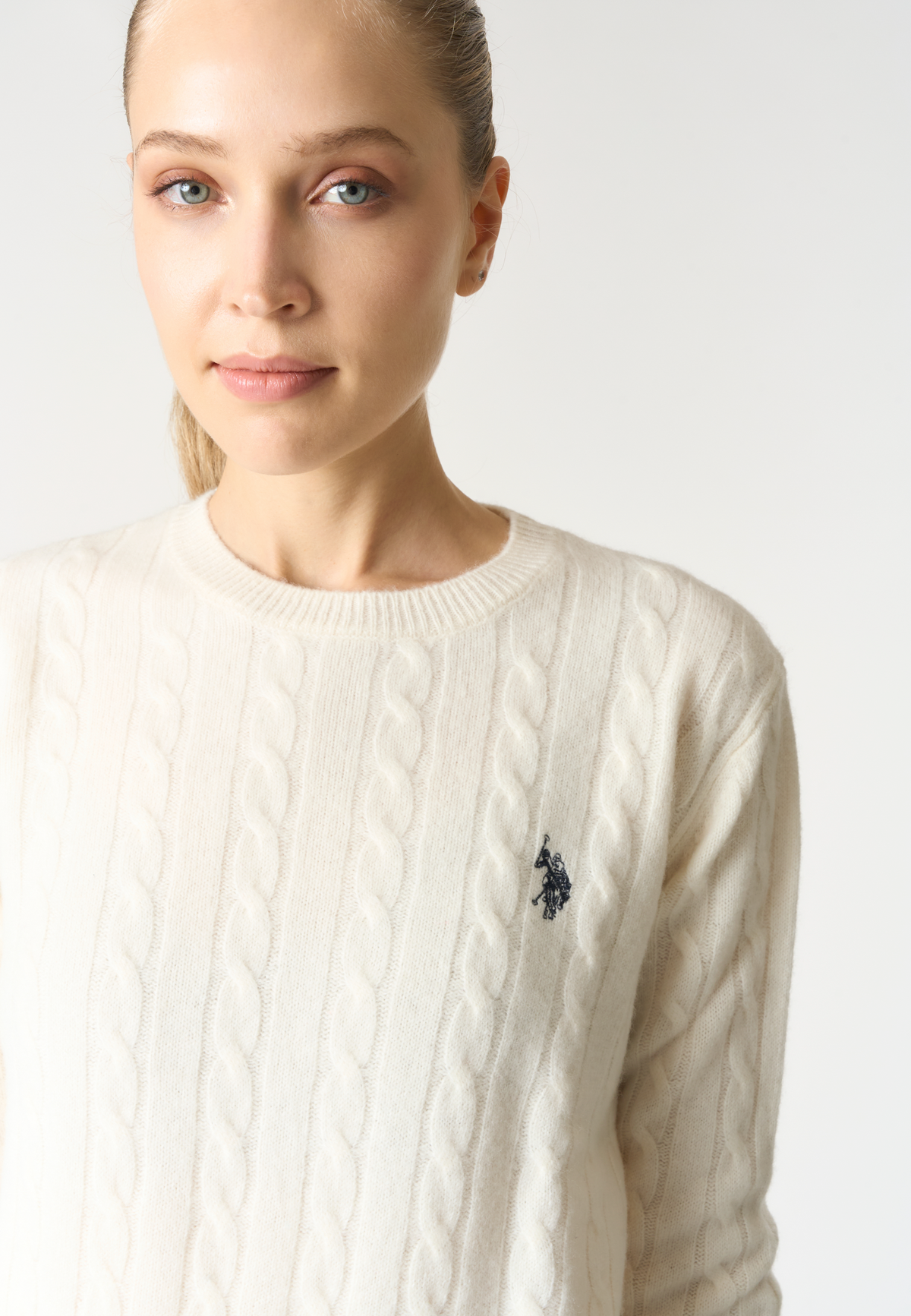 Maglia girocollo in lana con lavorazione a trecce