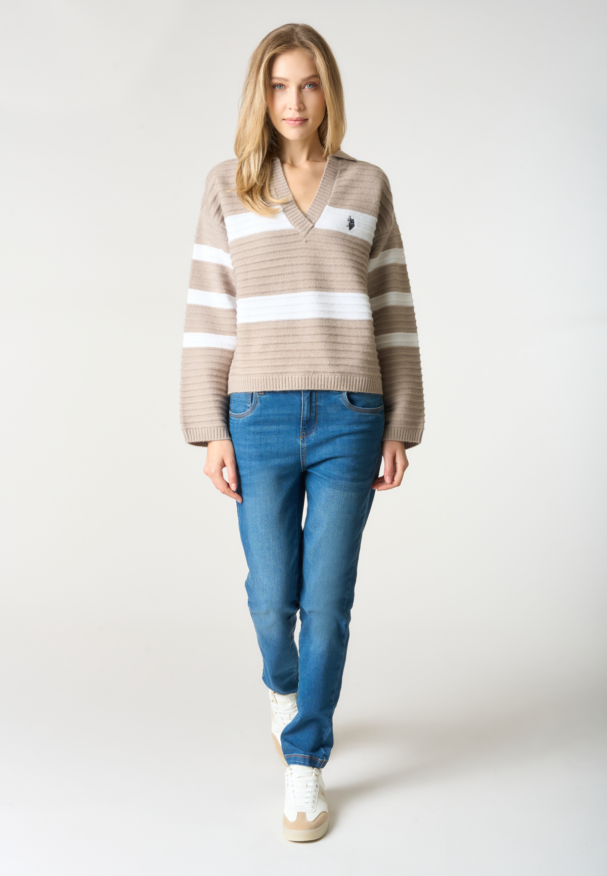 Maglia con scollo a V e lavorazione a coste