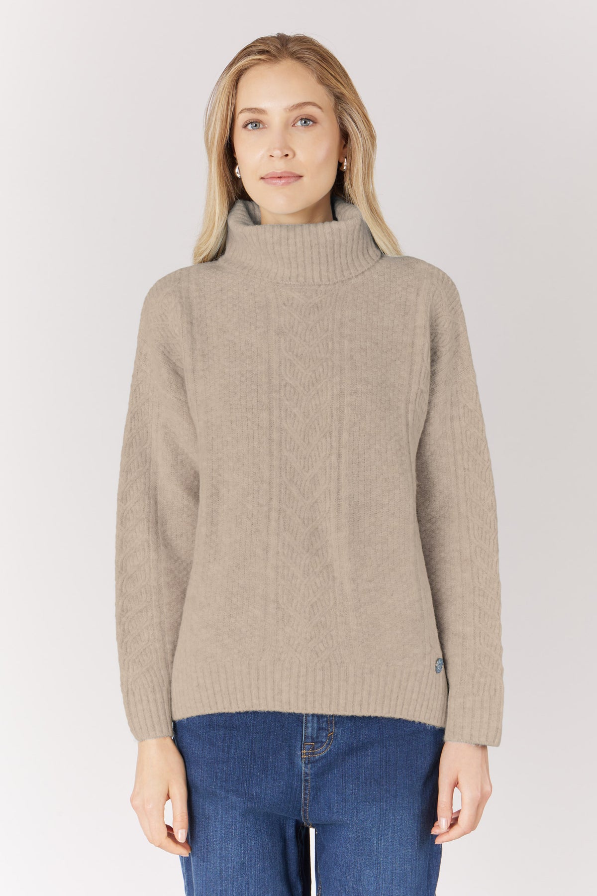 Maglia dolcevita con lavorazione a trecce