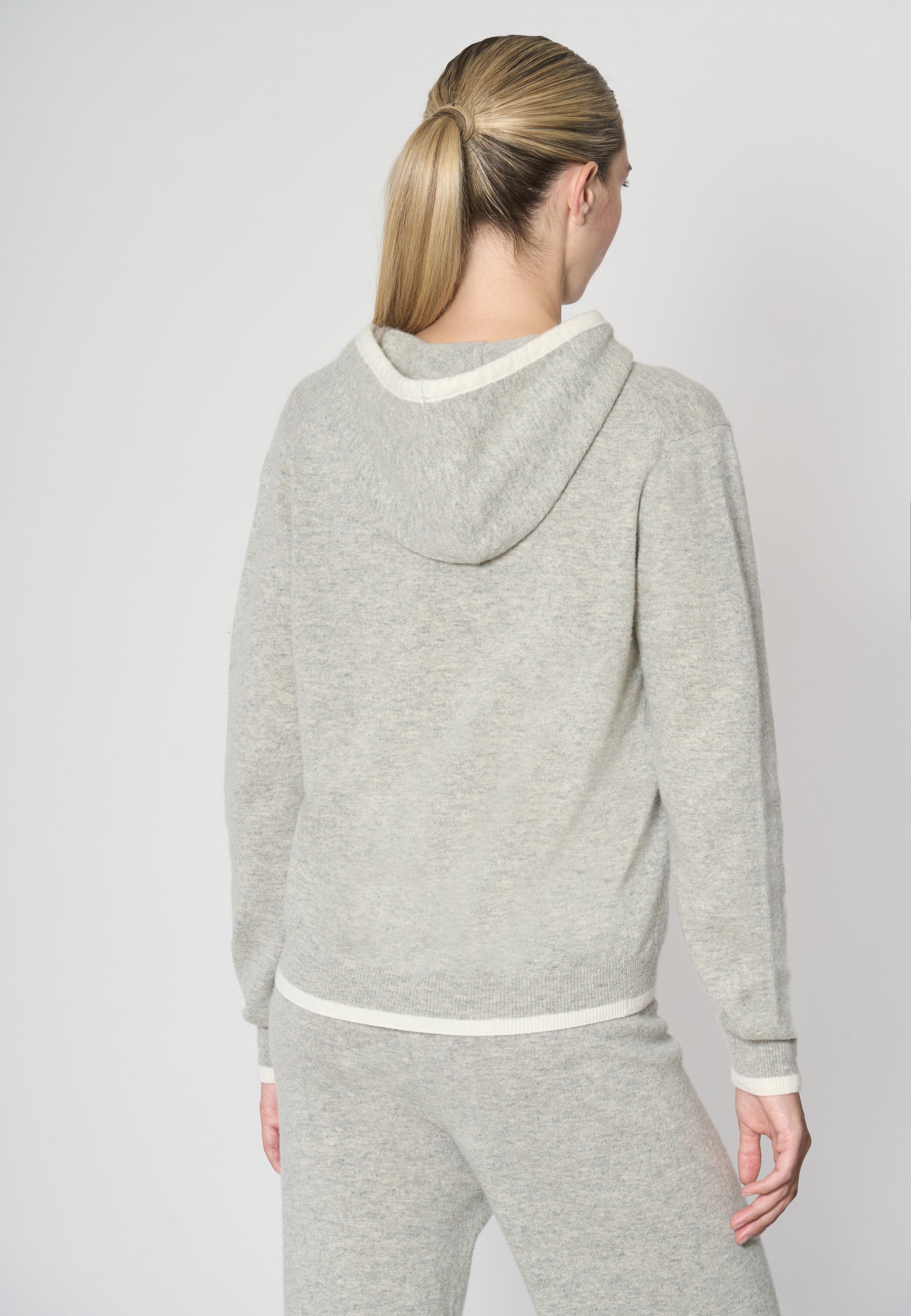 Maglia con cappuccio misto lana merino riciclata