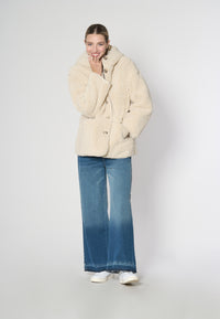 Giubbotto in soft sherpa con cappuccio