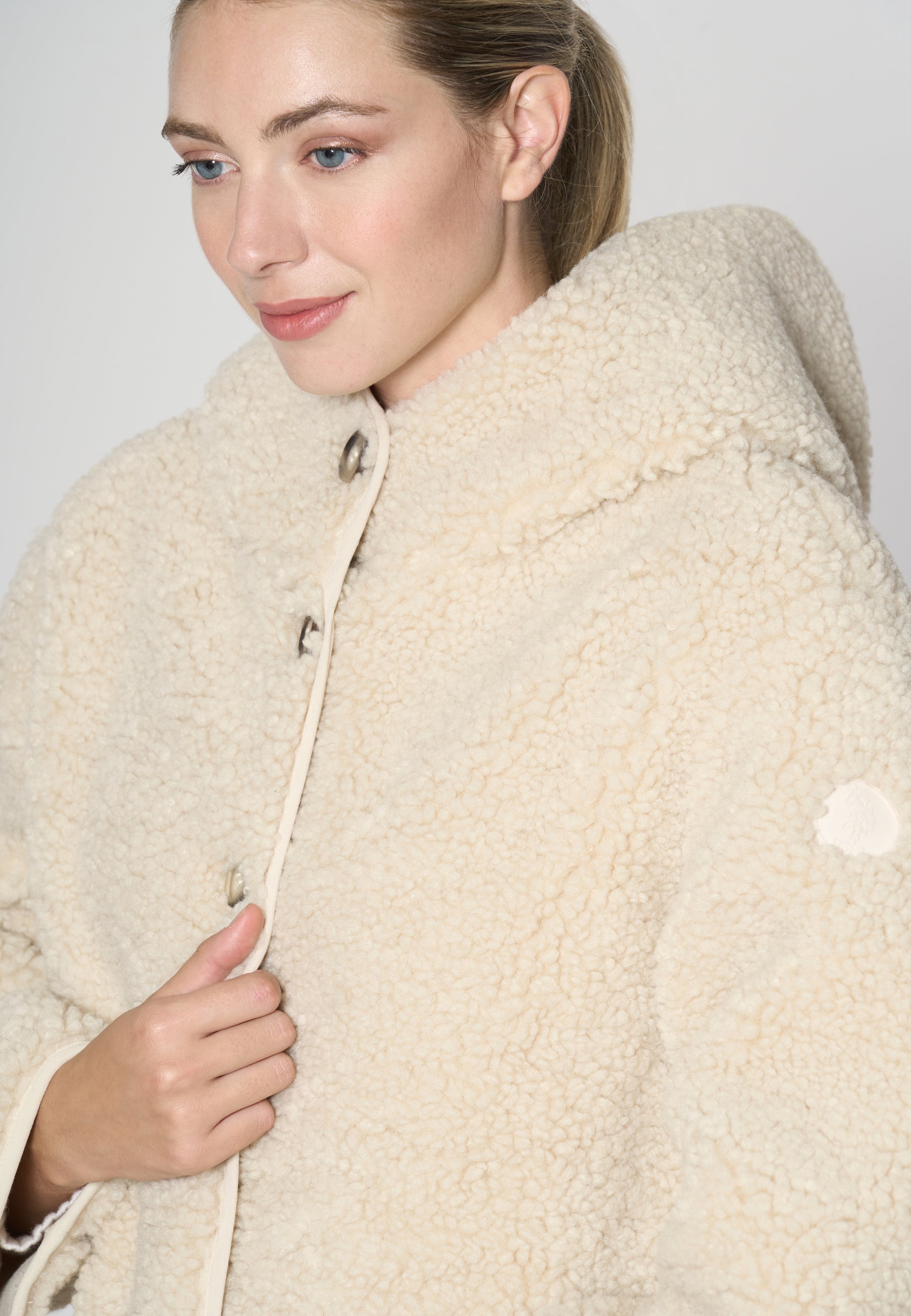 Giubbotto in soft sherpa con cappuccio