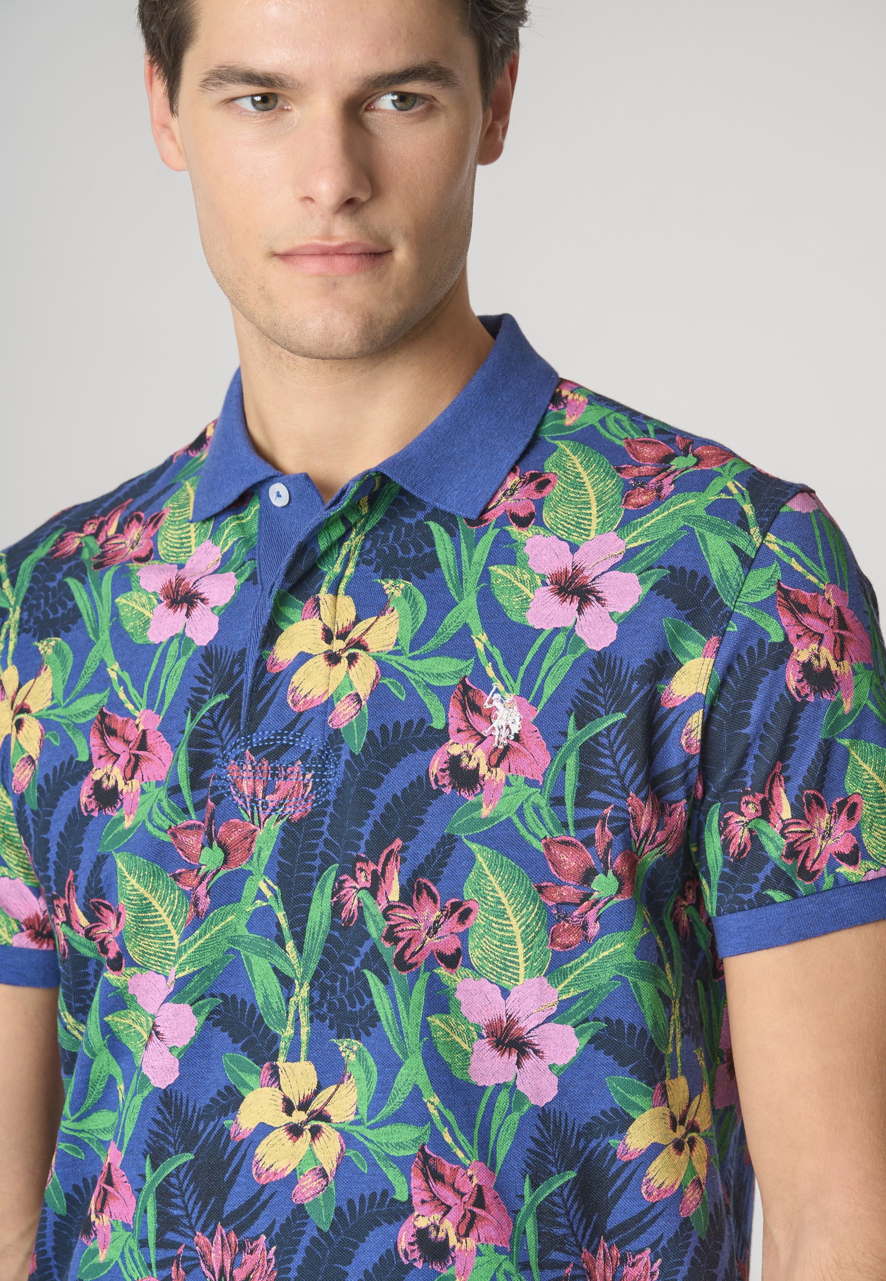Polo a maniche corte in cotone piquet con fantasia tropicale e logo