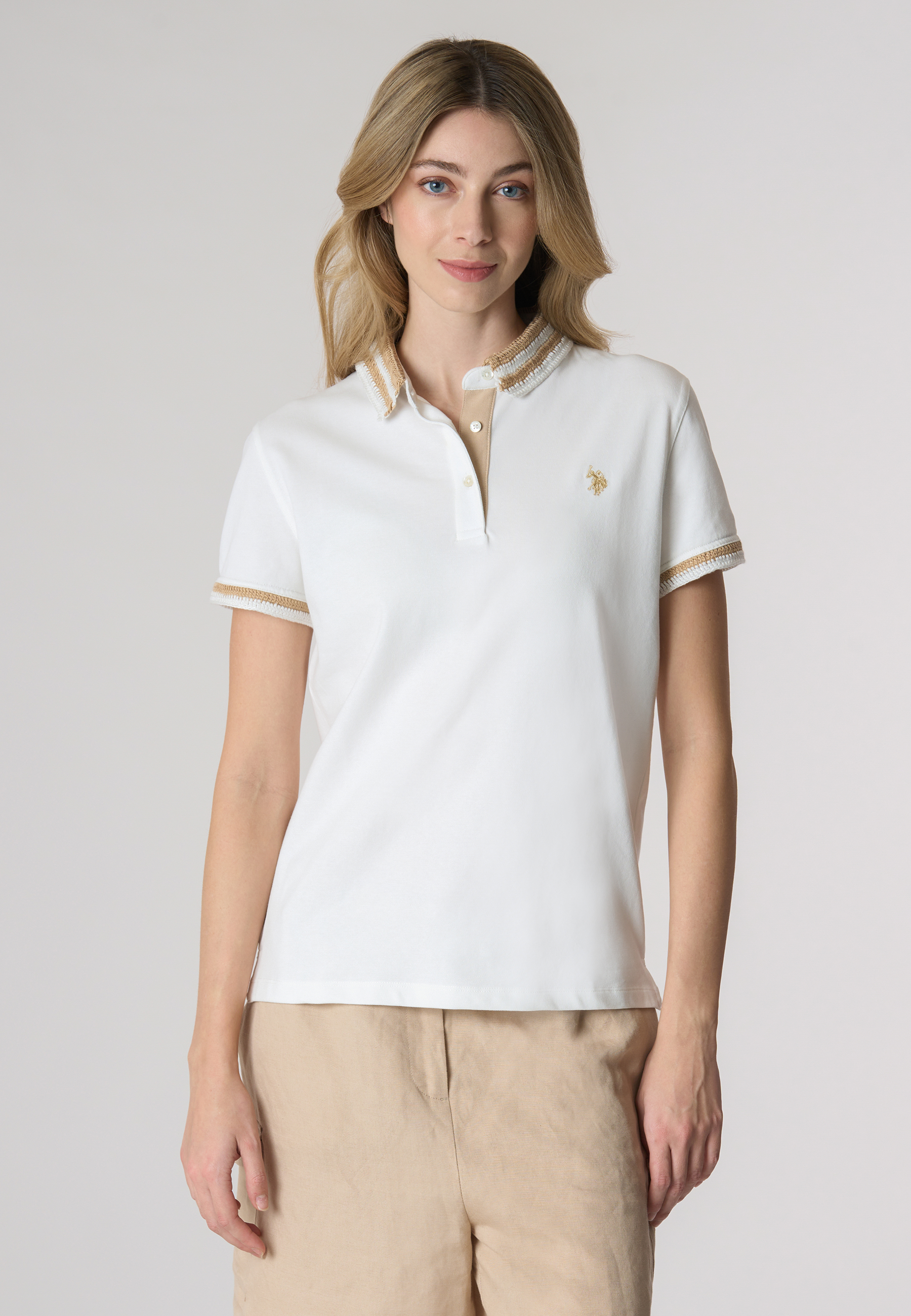 Polo a maniche corte in cotone micropiquet stretch con colletto crochet.