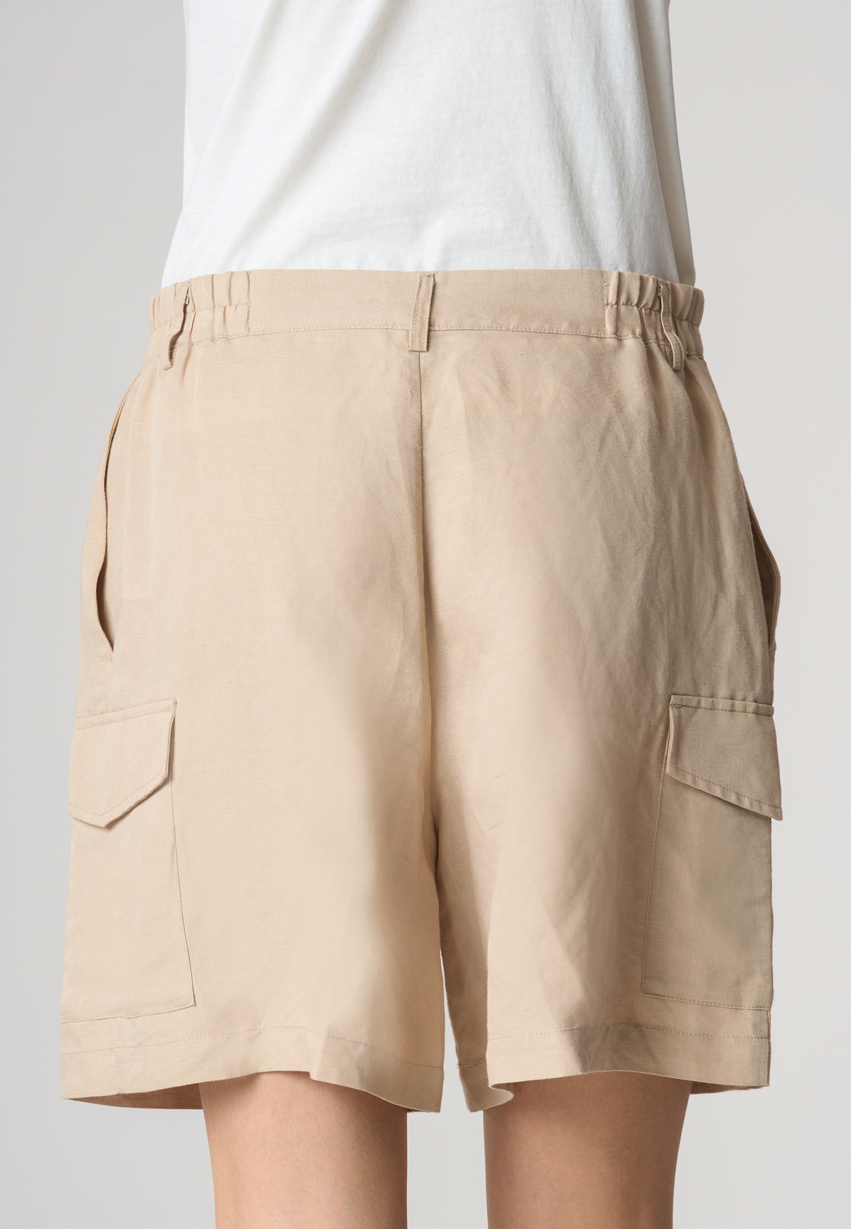 Pantalone corto con tasconi in misto viscosa e lino.
