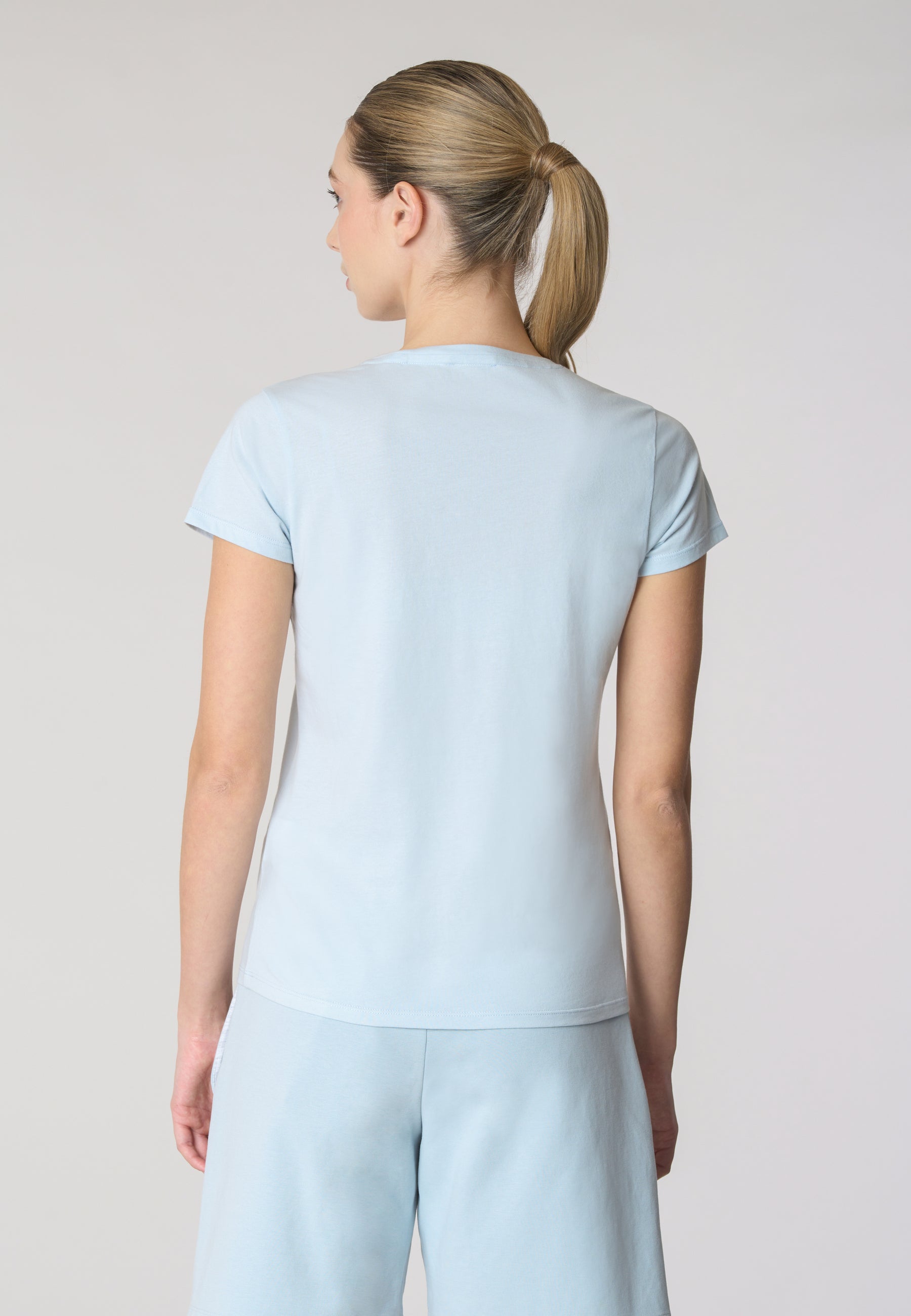T-shirt con scollo a V a maniche corte in cotone light jersey.