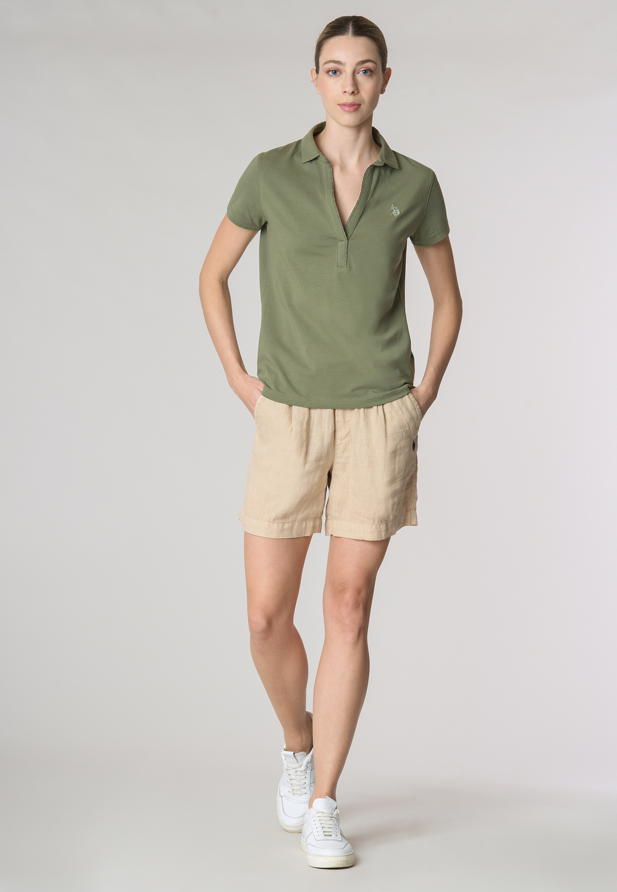 Polo a maniche corte con scollo a V in cotone stretch