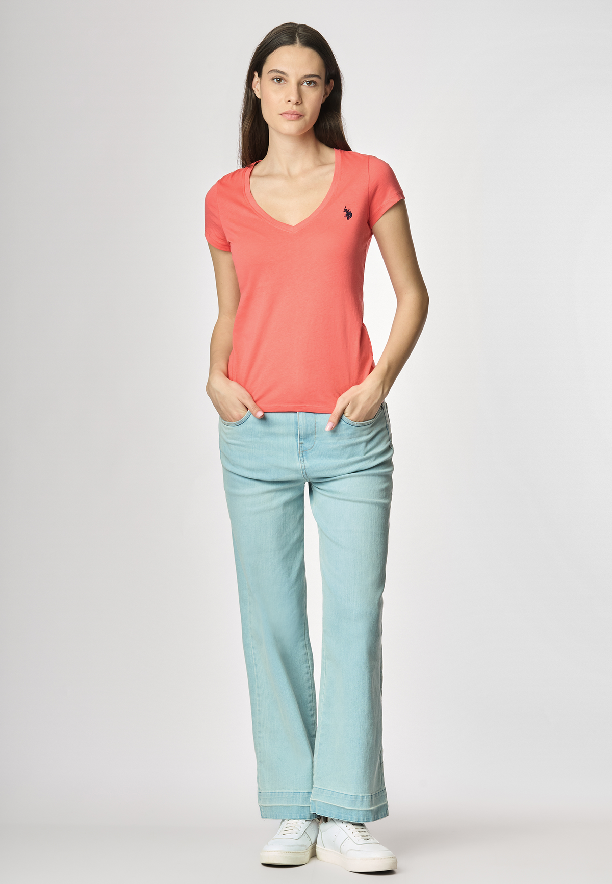 T-shirt con scollo a V a maniche corte in cotone light jersey.