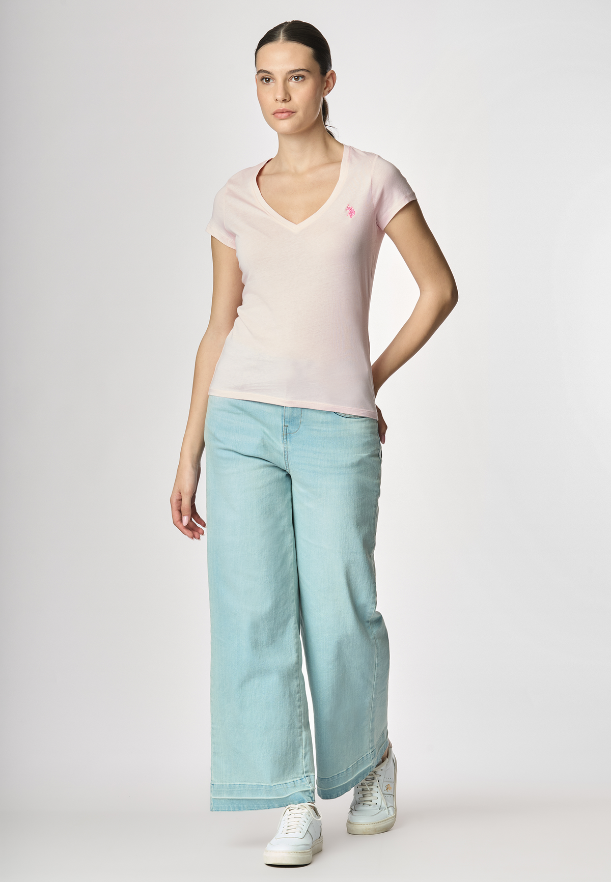 T-shirt con scollo a V a maniche corte in cotone light jersey.
