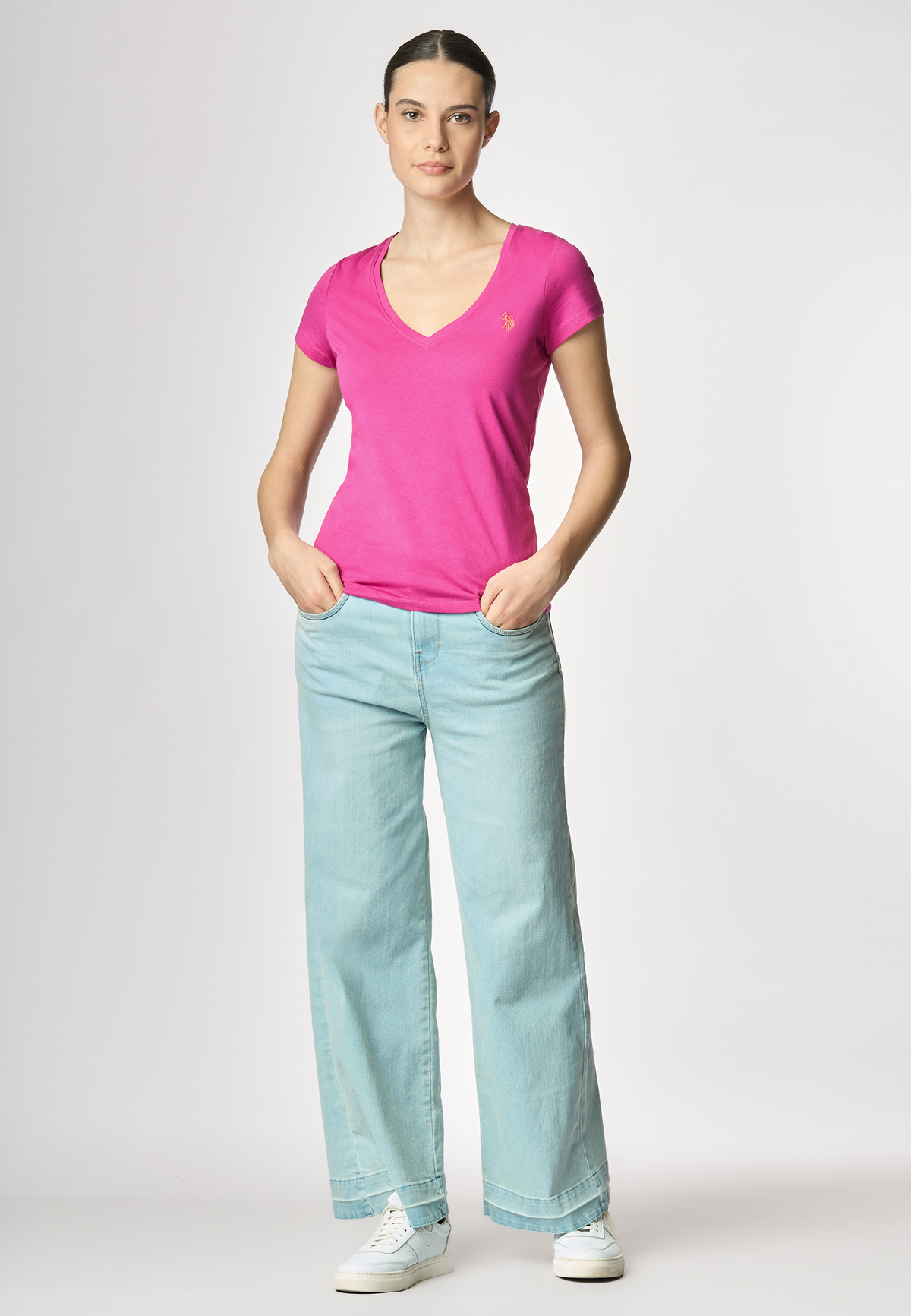 T-shirt con scollo a V a maniche corte in cotone light jersey.